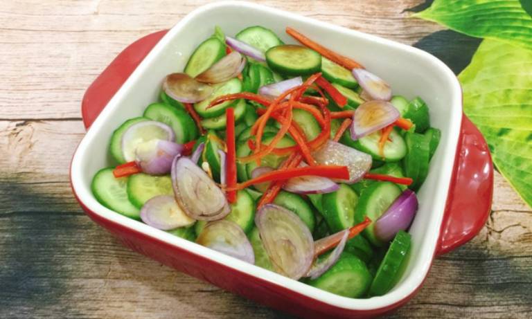 Salad dưa chuột có công dụng hỗ trợ trung hòa và loại bỏ a-xít uric trong máu